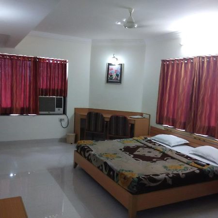 Hotel Galaxy Surat Dış mekan fotoğraf