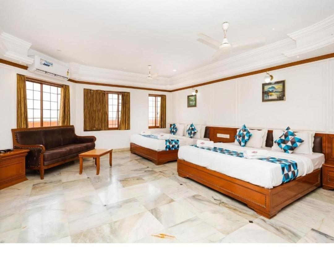 Hotel Galaxy Surat Dış mekan fotoğraf