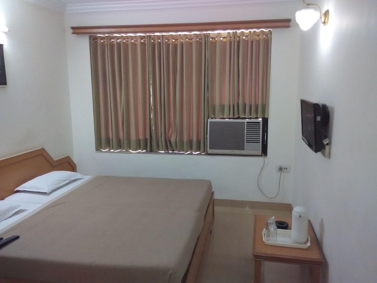 Hotel Galaxy Surat Dış mekan fotoğraf