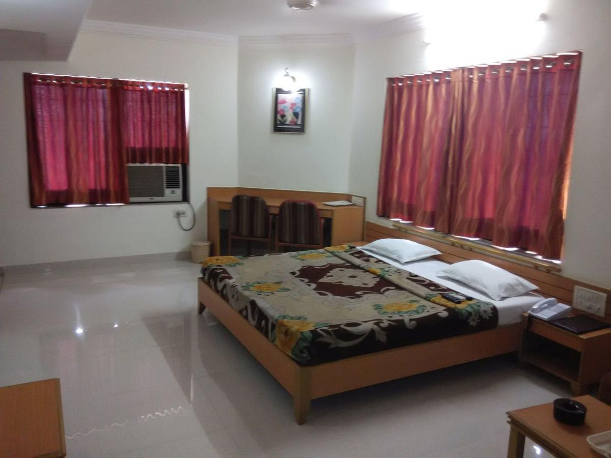 Hotel Galaxy Surat Dış mekan fotoğraf