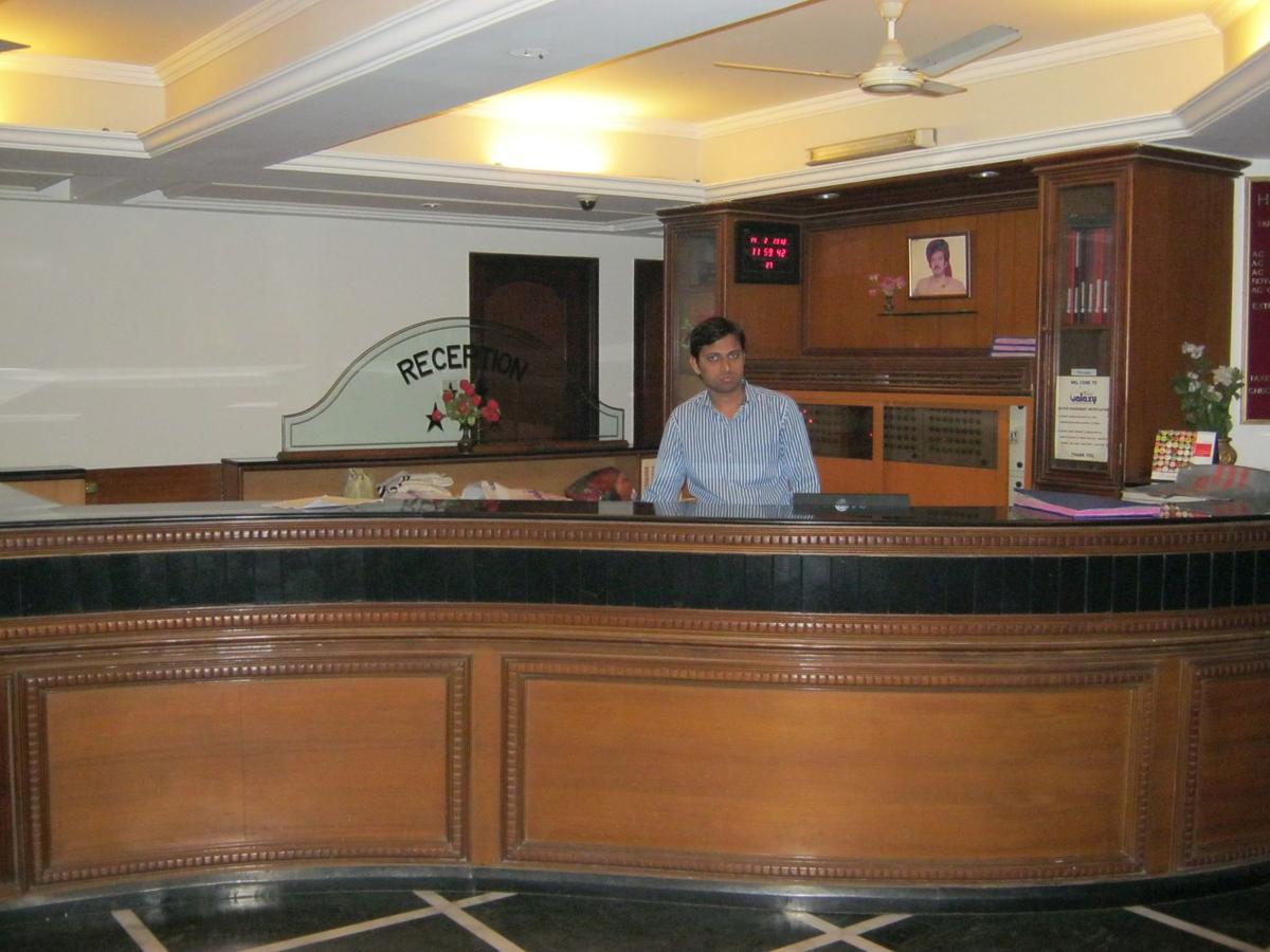 Hotel Galaxy Surat Dış mekan fotoğraf