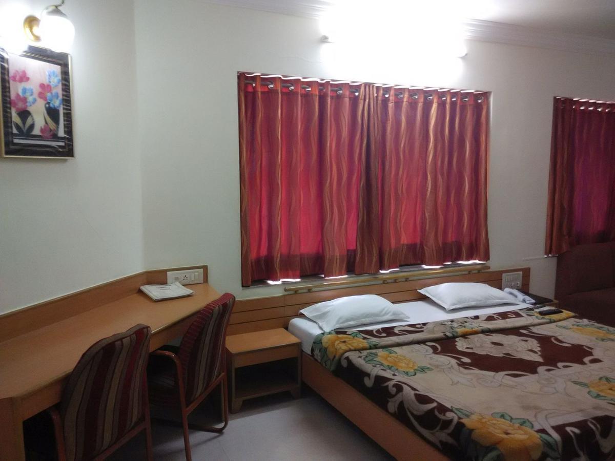 Hotel Galaxy Surat Dış mekan fotoğraf