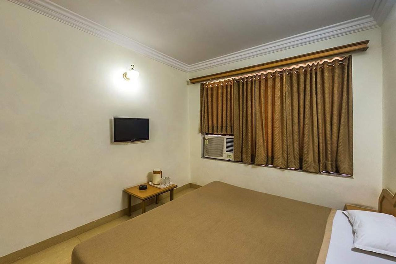 Hotel Galaxy Surat Dış mekan fotoğraf